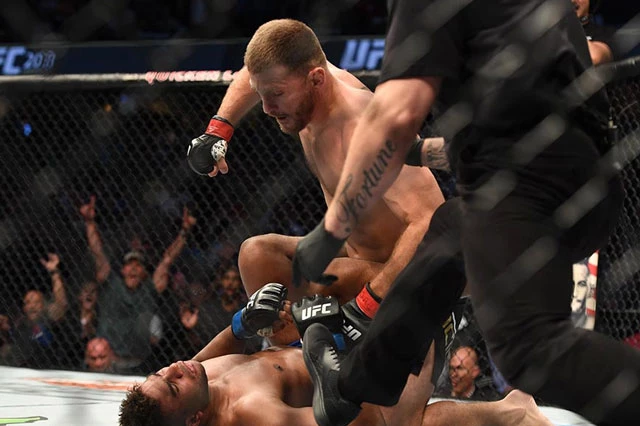 Stipe Miocic ra đòn hạ knock-out Alistair Overeem.