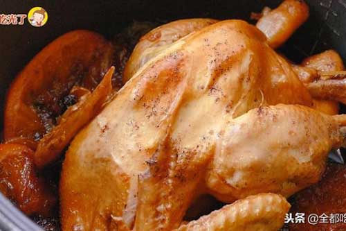 Bỏ gà vào nồi cơm điện cùng với 1 quả cam, bạn sẽ có ngay món gà thơm phức, nhìn đã muốn ăn ngay