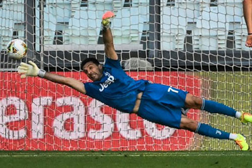 Buffon xô đổ kỷ lục của Maldini