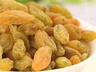 Mua nho khô về đừng vội ăn ngay, làm theo cách này để nho sạch bong 100% chất bẩn, an toàn tuyệt đối