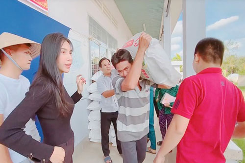 Thủy Tiên trao 2 tỷ đồng lúa giống cho nông dân nghèo