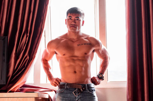 Từ chàng nhân viên văn phòng gầy gò thành mẫu ảnh, cơ bụng 6 múi