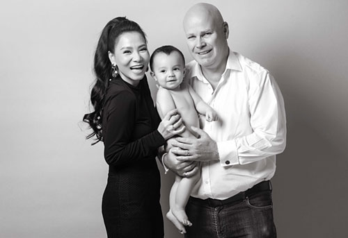 Con trai Thu Minh thắc mắc 'sao mẹ che mặt con'