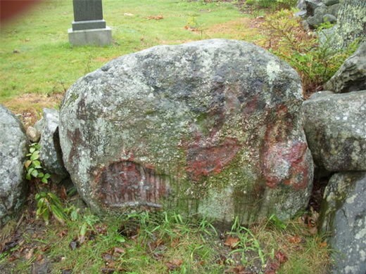 Hòn đá nổi tiếng nằm trong khuôn viên nghĩa trang thuộc nhà hội nghị Bắc Manchester, Mỹ. Ảnh: Atlasobscura.