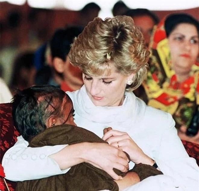 Tại sao Thái tử Charles không thích Công nương Diana nhưng hầu hết mọi người trên thế giới đều yêu quý bà? 2