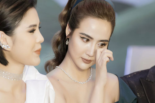 Huyền Lizzie diện đầm hở vai gợi cảm, khoe làn da mịn màng không tỳ vết