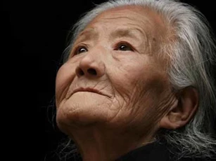 Cha mẹ nguyện cả đời nằm đất, cho con ngủ giường chăn ấm nệm êm