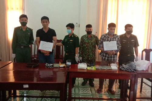 Bắt giữ 2 đối tượng vận chuyển 6 bánh heroin