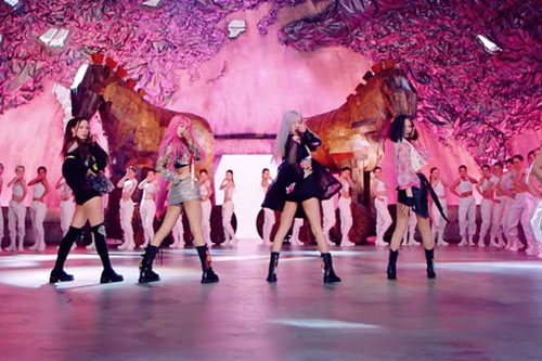 BLACKPINK lại lập kỉ lục mới, vượt mặt Taylor Swift