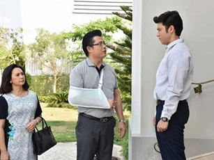 Bố vợ lên chơi hỏi vay 5 triệu, chồng trừng mắt khinh rẻ, ông đặt sổ tiết kiệm xuống bàn bảo: 'Tôi chỉ thử xem ai xứng đáng nhận gia tài này thôi'