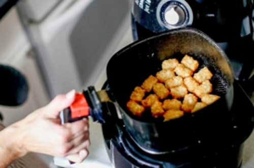 Dùng nồi chiên không dầu mà không biết những điều này bảo sao đồ ăn kém ngon
