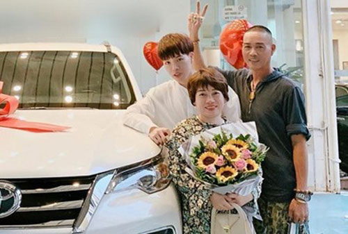 Sao Việt chi tiền tỷ mua nhà, xế hộp tặng ba mẹ