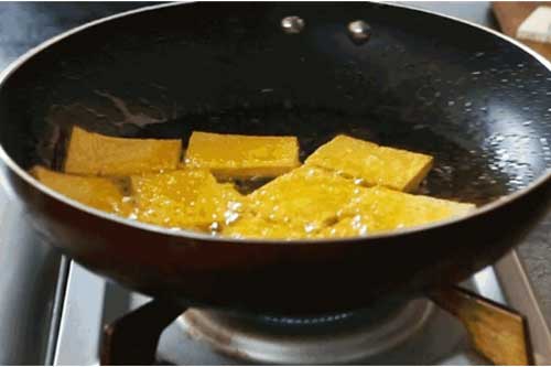 Ngâm đậu phụ trong nước này 3 phút trước khi rán, đảm bảo đậu giòn - ngon - ngọt đến bất ngờ