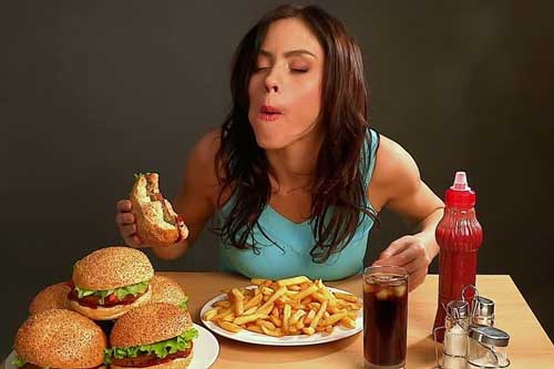 4 kiểu ăn tối đang âm thầm "ăn mòn" sức khỏe của cả gia đình, nhiều người đang mắc phải