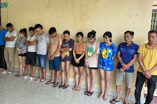 Thanh Hóa: Bắt quả tang 12 đối tượng tổ chức sử dụng ma túy tại quán Karaoke