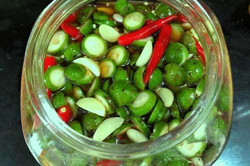 Cách làm sấu ngâm mắm tỏi ớt ngon ngất ngây, làm một lần ăn cả năm