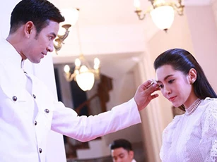 Trước ngày tôi bỏ lại tất cả để đi xa, nửa đêm sếp đến nhà tôi gõ cửa và đưa ra một đề nghị tưởng béo bở nhưng tôi lại hoang mang tột độ