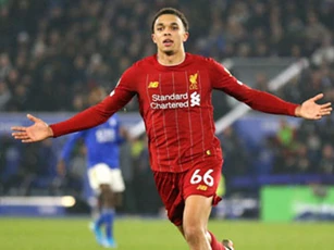 Alexander-Arnold lại được khuyên nên chuyển lên đá tiền vệ