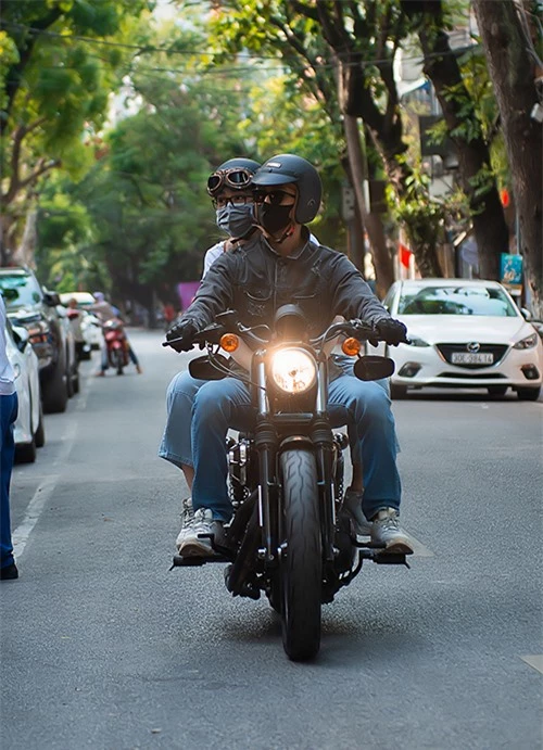 Bất chấp trời nắng nóng, Bình An vẫn đưa đón bạn gái bằng moto thay vì ôtô như bình thường. Cặp đôi mặc đồ khỏe khoắn, trẻ trung đồng điệu với phong cách của chiếc xe phân khối lớn.
