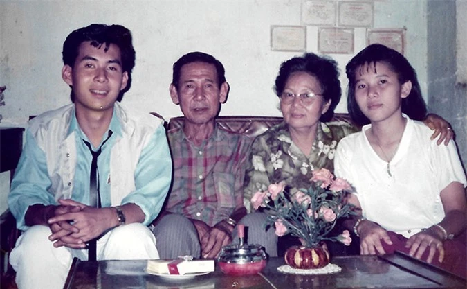Đoan Trường chụp ảnh cùng bố mẹ và em gái năm 1987, khi anh chuẩn bị sang Nga du học.