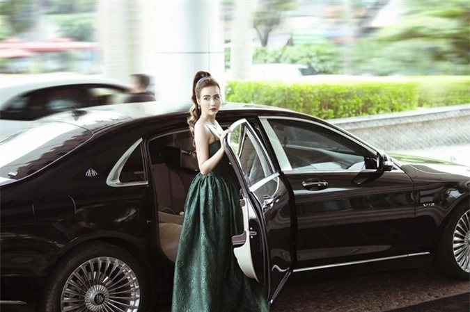 Trước đó, Huyền Lizzie có mặt rất sớm tại sự kiện. Cô di chuyển bằng xe riêng tới khách sạn ở trung tâm Hà Nội trong trang phục gợi cảm màu xanh đúng yêu cầu dress code.