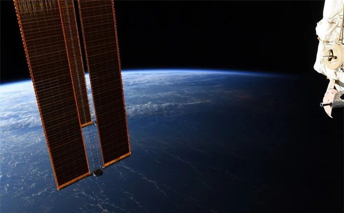 Phi hành gia NASA chia sẻ hình ảnh mãn nhãn về ranh giới ngày và đêm trên trái đất nhìn từ vũ trụ - Ảnh 2.