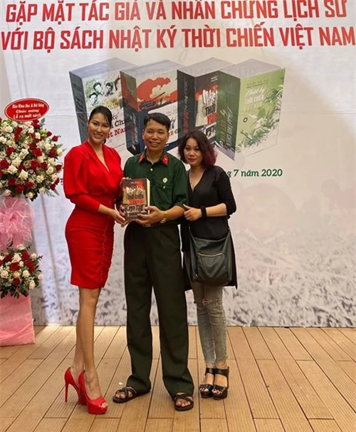 Phi Thanh Vân mặc nổi bật dự sự kiện ở đường sách Nguyễn Văn Bình TP HCM. Chiều 5/7 cô gặp sự cố sức khỏe phải nhập viện cấp cứu.