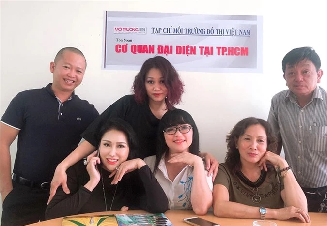 Phi Thanh Vân chụp ảnh cùng các đồng nghiệp ở tòa soạn tạp chí Môi trường Đô thị Việt Nam. Cô rất hào hứng với vai trò mới.