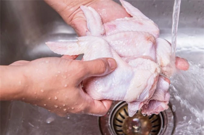 Rửa thịt gà tưởng như làm sạch thịt nhưng thực chất hành động này làm cho thịt dễ bị nhiễm khuẩn hơn