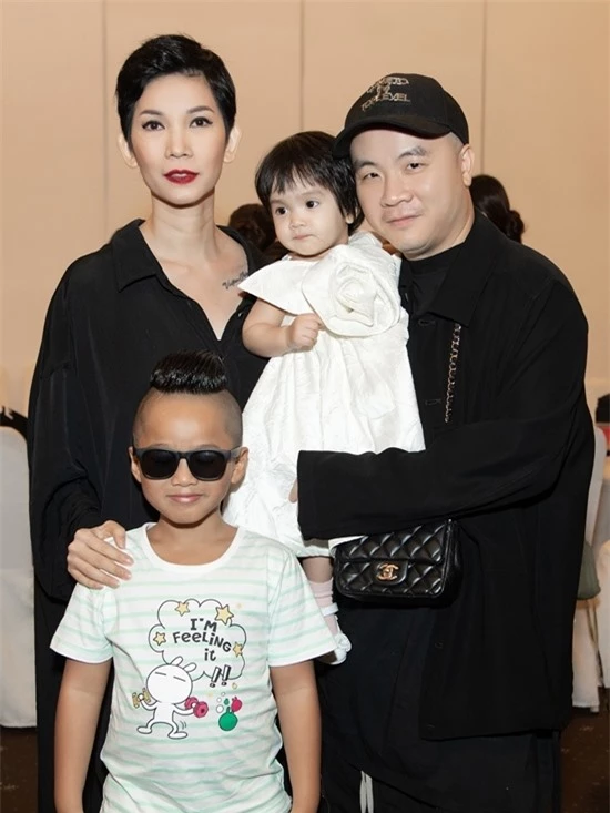 Thân thiết nhiều năm qua, Đỗ Mạnh Cường luôn có mặt ủng hộ Xuân Lan tổ chức các mùa của Tuần lễ thời trang trẻ em Việt Nam 2020. Lần này, anh còn để bé Nhím (đeo kính) tham gia trình diễn xuyên suốt hai đêm.