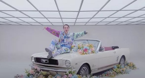 Sơn Tùng M-TP đưa xe điện Vinfast và Ford Mustang vào MV mới nhất