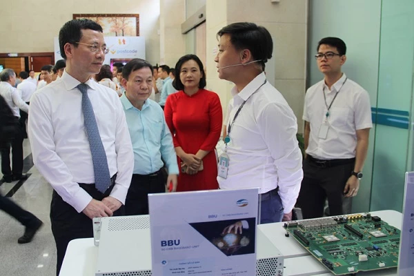 Bộ trưởng Bộ TT&TT Nguyễn Mạnh Hùng và các đại biểu tham quan khu vực triển lãm 5G tại Bộ TT&TT vào sáng 6/7/2020.