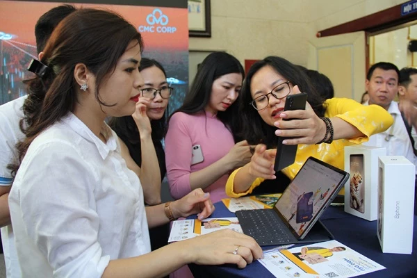 khu triển lãm các nền tảng chuyển đổi số và trải nghiệm 5G "Make in Vietnam" tại Bộ TT&TT vào sáng 6/7/2020.