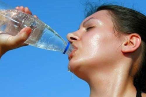 Cứ uống nước theo 4 kiểu này là đang "âm thầm huỷ hoại" thận của chính mình: Số 1 nhiều người mắc nhất