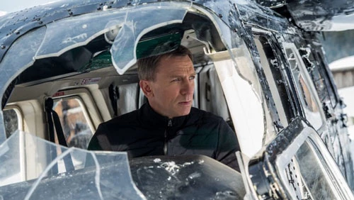 Các cảnh truy đuổi trong Spectre (2015): Kinh phí phần phim thứ 24 về James Bond được đồn đại dao động trong khoảng 300 tới 350 triệu USD, trong đó 32 triệu USD dành riêng cho việc phá hủy loạt siêu xe sử dụng trong các cảnh truy đuổi. Trong cảnh phim Bond lái máy bay đuổi theo đoàn xe trên núi tuyết, giá trị của các phương tiện sử dụng trong cảnh phim, chưa bao gồm bảo hiểm và các chi phí liên quan, đã lên tới gần 1,5 triệu USD.