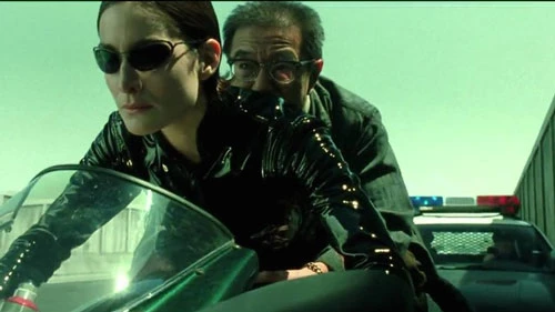Cảnh truy đuổi trên đường cao tốc trong The Matrix Reloaded (2003): Để thực hiện cảnh quay, đoàn phim đã xây dựng một đoạn đường cao tốc giả tại một căn cứ hải quân không còn sử dụng thuộc Alameda California. Đoạn đường có chiều dài 2,4 km được sử dụng cho cảnh truy đuổi giữa Morpheus (Laurence Fishburne), Trinity (Carrie-Anne Moss), The Twins (Neil và Adrian Rayment)...
