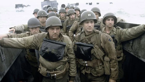 Cảnh đổ bộ trong Saving Private Ryan (1998): Cảnh đổ bộ của quân Đồng minh lên bãi biển Normandie đã bị quân Đức chiếm đóng trong cảnh mở đầu dài 25 phút của Saving Private Ryan đã khiến khán giả ngỡ ngàng vì tính chân thực, sự khốc liệt và nỗi xót thương. Nhưng ít ai biết, đạo diễn Stephen Spielberg và đoàn phim đã mất 4 tuần và dàn diễn viên lên tới 750 người để tái hiện lại khung cảnh kinh hoàng của ngày lịch sử 6/6/1944 trên màn ảnh.