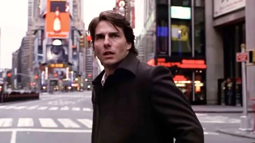 Cảnh phim Quảng trường Thời đại trong Vanilla Sky (2001): Trong cảnh phim, David Aames (Tom Cruise) đã lái chiếc siêu xe đắt tiền tiến vào Quảng trường Thời đại, và ngạc nhiên khi thấy nơi được mệnh danh là “ngã tư của thế giới” giờ đã không một bóng người. Phân cảnh chỉ là giấc mơ của Aames, một gã triệu phú cô đơn.