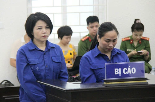 Bị cáo Nguyễn Thị Vững và bị cáo Nguyễn Thị Vân tại phiên tòa. (Ảnh: TTXVN)