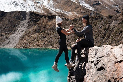 Blogger bị chỉ trích vì đu mỏm đá, vươn người khi tàu chạy để chụp ảnh