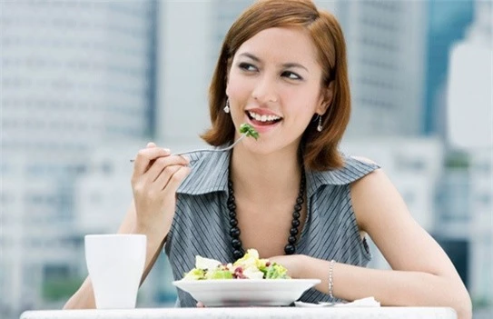 Nhai kỹ trong khi ăn tối là một thói quen rất tốt