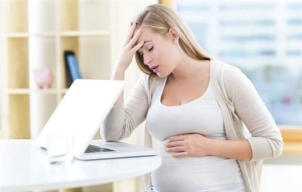 Căng thẳng làm việc áp lực ảnh hưởng tới thai nhi