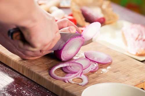 Mách chị em những mẹo nhỏ giúp thái hành không cay mắt