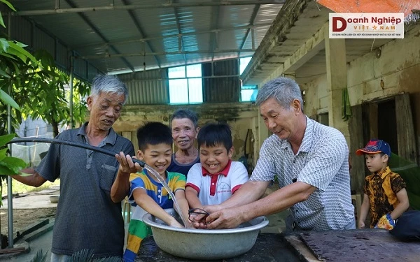 Người dân địa phương hân hoan khi nước sạch về nhà