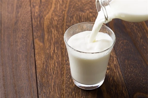 Sữa có thể giúp tẩy sạch các vết bẩn trên quần áo trắng.
