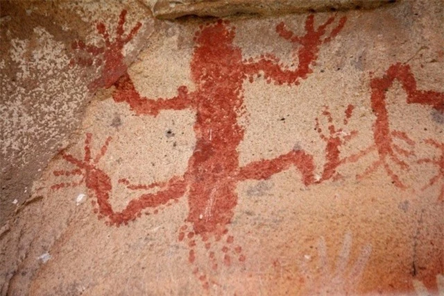 Hang động hàng nghìn năm tuổi với những dấu tích bàn tay kỳ bí - 3