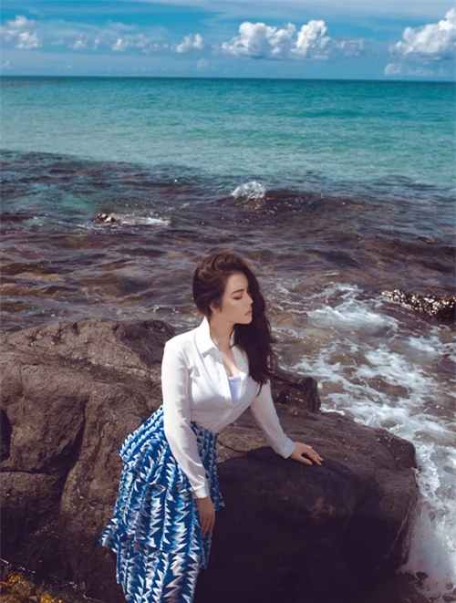 Nữ diễn viên tạo dáng điệu đà trước cảnh biển nước xanh ngắt, trong văn vắt.