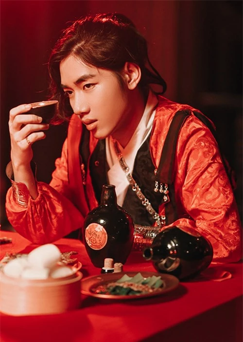 [Caption] MV Túy Họa mang đến một không gian ma mị với bối cảnh là một tửu quán thời xưa, nơi hội tụ đủ loại người từ hiệp khách, giai nhân đến kỹ nữ, giang hồ... Chuyện tình ngang trái cũng nảy sinh tại đây với mỗi người là một nỗi niềm riêng.