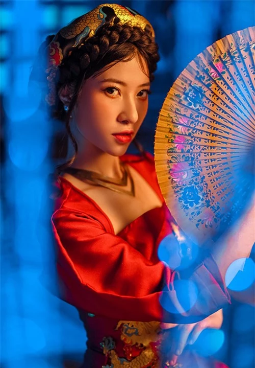 [Caption] Trở lại sau ‘Túy Âm’, tôi muốn đánh dấu một bước trưởng thành về cả âm nhạc lẫn sự chỉn chu trong các sản phẩm. Việc kết hợp với K-ICM đã cho tôi cơ hội đó. Chính bản thân tôi cũng cảm thấy bất ngờ khi xem MV, nó đã bộc lộ hoàn toàn sự say mê, lâng lâng mà tôi muốn thể hiện, chủ nhân hit trăm triệu view Túy Âm – Xesi chia sẻ. Với MV Túy Họa, nhà sản xuất trẻ tuổi K-ICM một lần nữa cho thấy phong cách, hình tượng hoàn toàn mới và sự chỉn chu trong các sản phẩm âm nhạc. Tuy nhiên, anh chàng vẫn giữ được nét đặc trưng ở các sản phẩm của mình. Đó là giai điệu trẻ trung, lôi cuốn, dễ gây nghiện và luôn tạo ra những sự kết hợp khiến khán giả không thể ngờ tới.