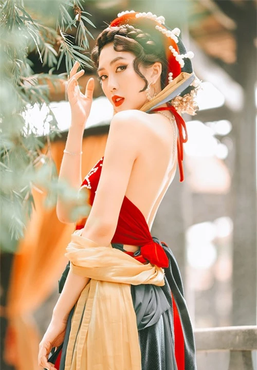 Tường Linh phô trọn lưng trần và làn da trắng mịn màng trong sản phẩm Tuý hoạ.